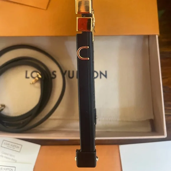 BRAND NEW LOUIS VUITTON EYE TRUNK WITH STRAP IPHONE X/XS (RARE ORIG.MONOGRAM) - Picture 4 of 8